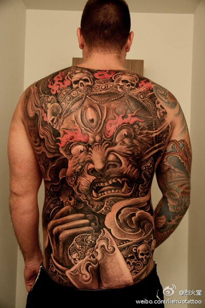 点击大图看下一张：烈火堂作品——男士背部帅气的纹身图2