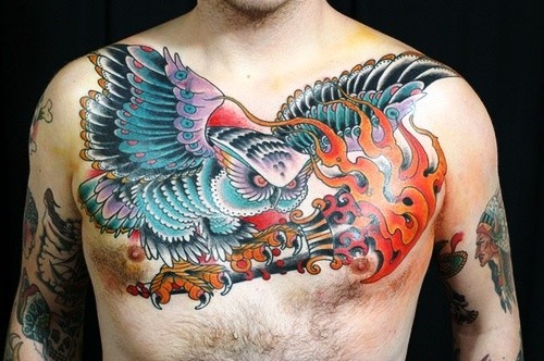 点击大图看下一张：男士胸部霸气外漏的猫头鹰纹身
