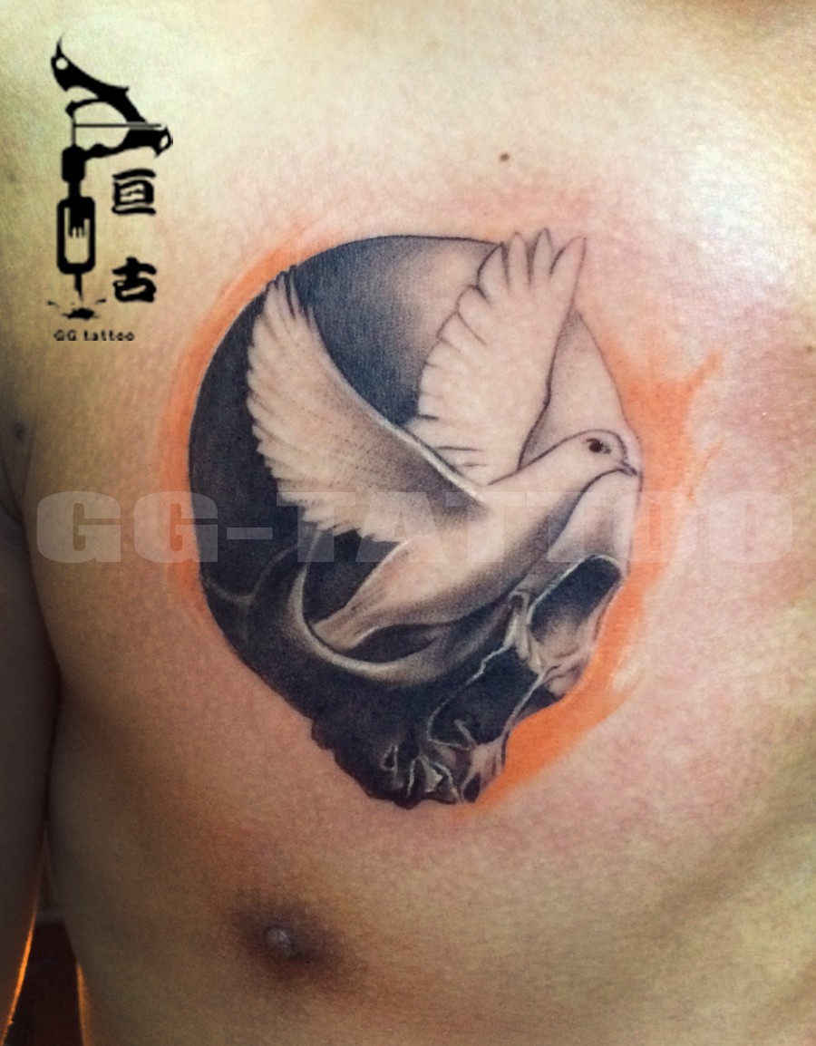 点击大图看下一张：胸部骷髅鸽子纹身
