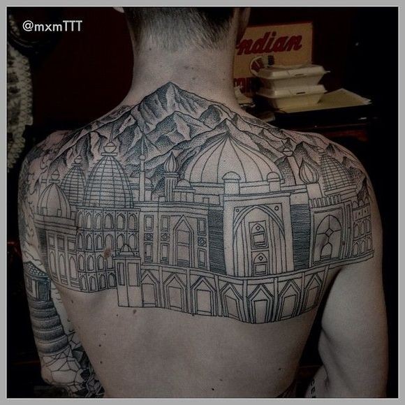点击大图看下一张：美国 MXMTTT 的背部纹身作品