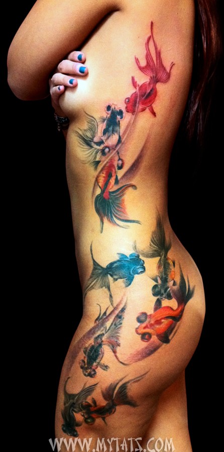 点击大图看下一张：纹身艺术家露西的腹部纹身作品