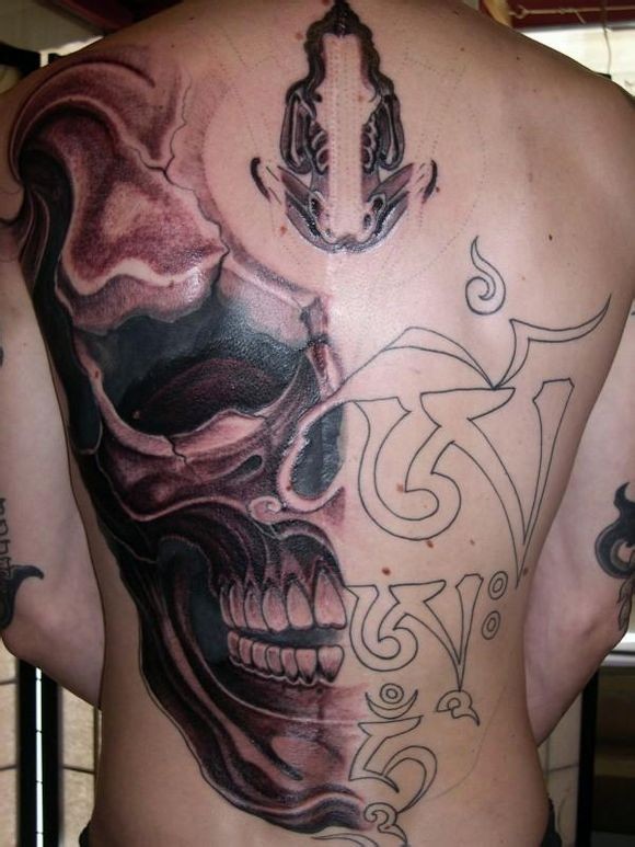 点击大图看下一张：JONDIX的好友的背部纹身作品图3