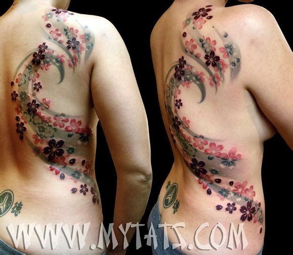 点击大图看下一张：纹身艺术家露西的背部纹身作品图2