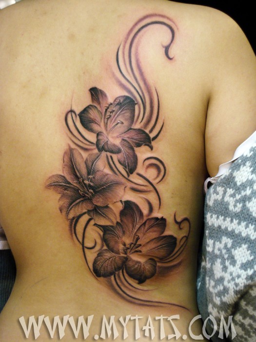 点击大图看下一张：纹身艺术家露西的背部纹身作品图3