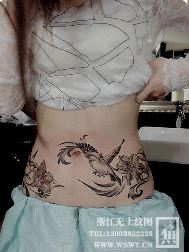 点击大图看下一张：女生腰部鸟雀纹身图2