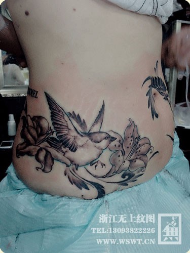 点击大图看下一张：女生腰部鸟雀纹身图3
