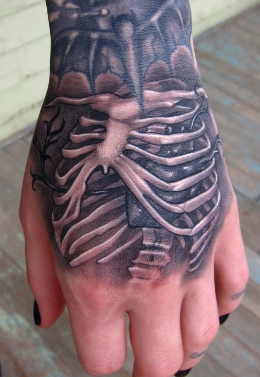 点击大图看下一张：Scotty Munster的手背纹身作品