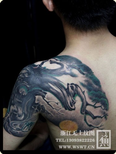点击大图看下一张：肩膀上的松树纹身