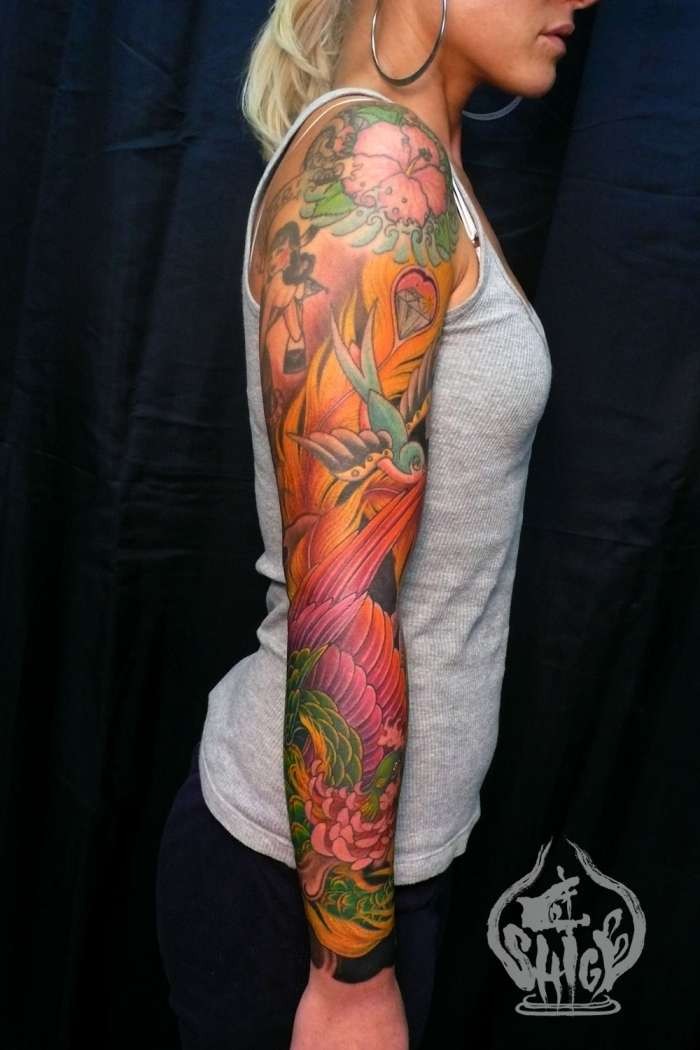 点击大图看下一张：色彩鲜艳的花臂纹身