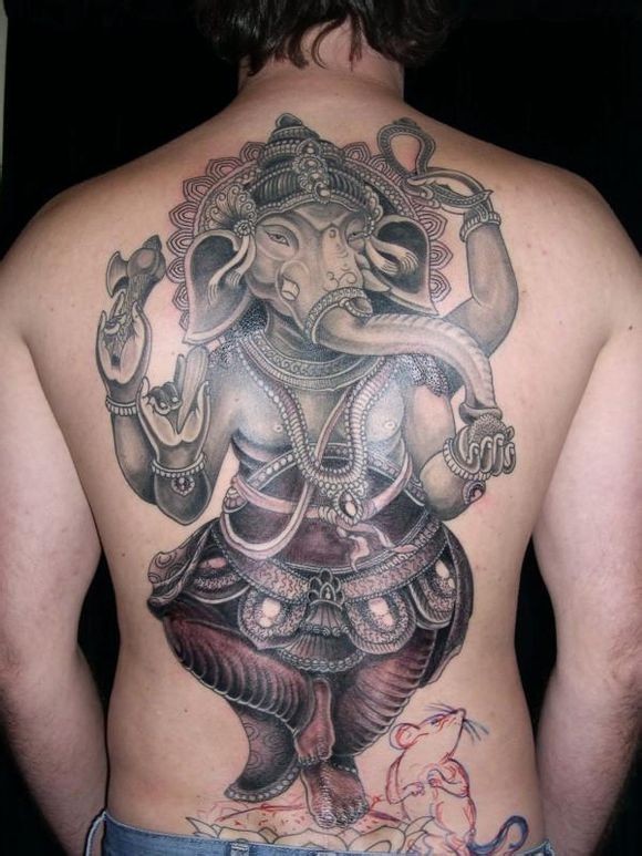 点击大图看下一张：纹身师霸气的满背纹身作品
