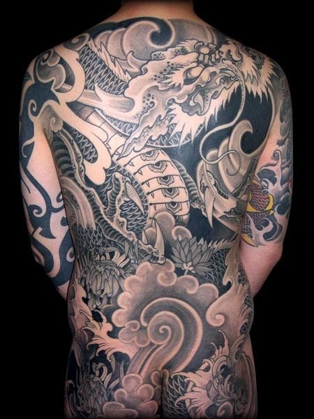 点击大图看下一张：纹身师霸气的满背纹身作品图3