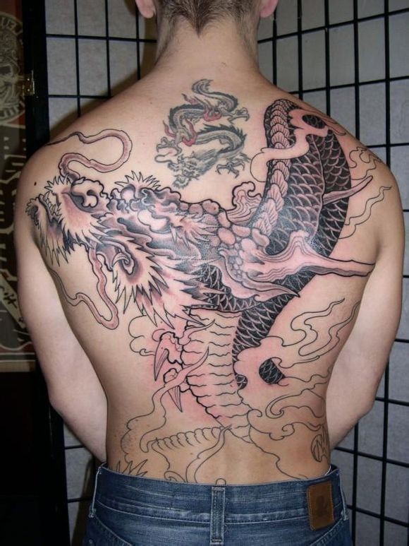 点击大图看下一张：纹身师霸气的满背纹身作品图4