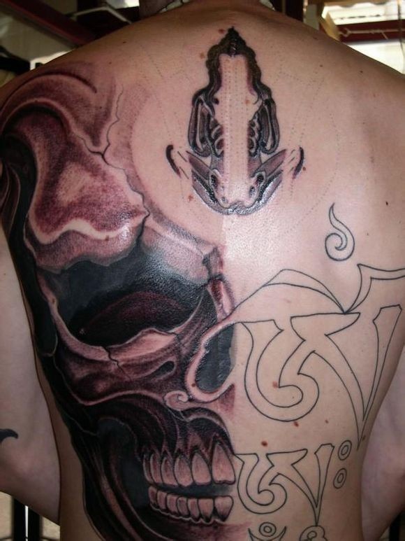 点击大图看下一张：纹身师霸气的满背纹身作品图6