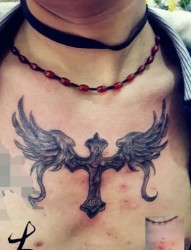 胸部翅膀十字架刺青