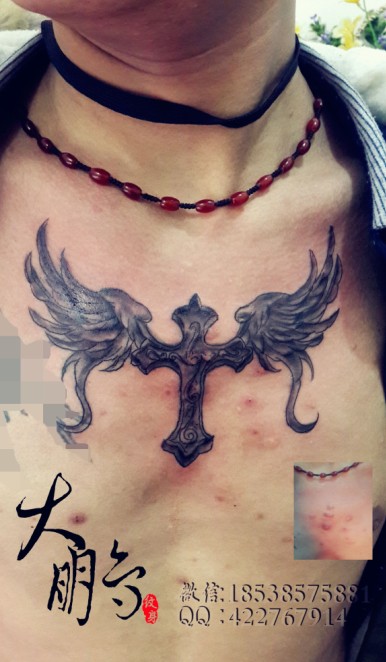 点击大图看下一张：胸部翅膀十字架刺青