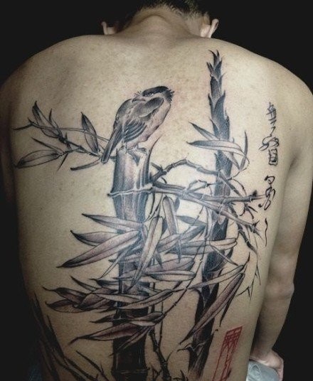 点击大图看下一张：经典竹子后背纹身