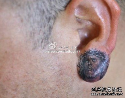 点击大图看下一张：头部纹身图片：耳部耶稣头像肖像纹身图片纹身作品