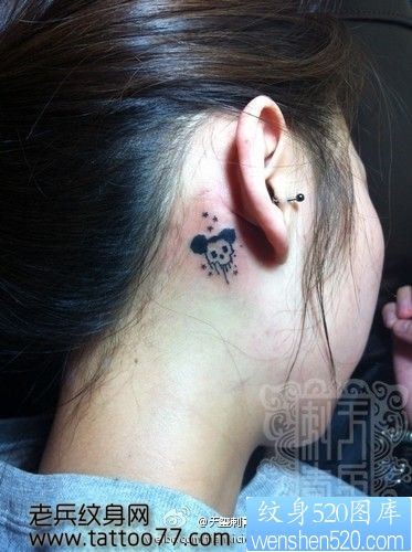 点击大图看下一张：美女耳部可爱的骷髅头纹身图片