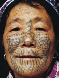 古老流传的中国部落女子面部刺青