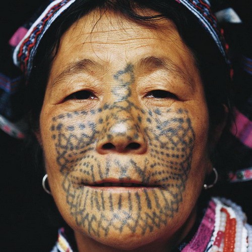 点击大图看下一张：古老流传的中国部落女子面部刺青