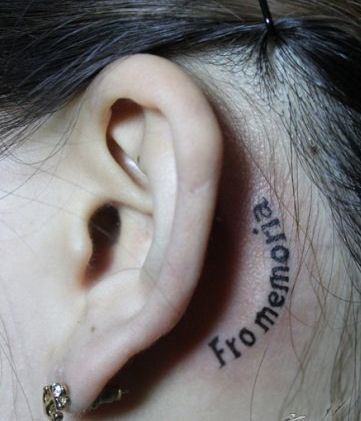 点击大图看下一张：头部纹身图片：耳部图腾文字纹身图片纹身作品