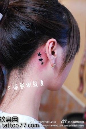 点击大图看下一张：女人纹身图片—耳部五角星纹身图片