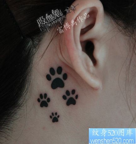 点击大图看下一张：可爱的耳部图腾爪印纹身图片