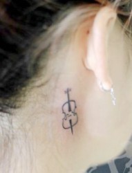 小提琴纹身图片：耳部图腾小提琴纹身图片纹身作品