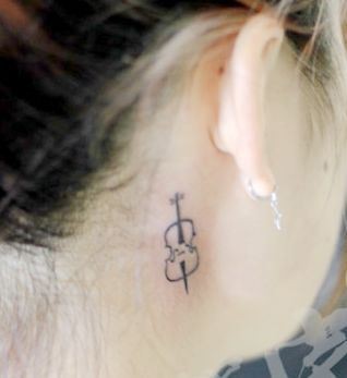 点击大图看下一张：小提琴纹身图片：耳部图腾小提琴纹身图片纹身作品