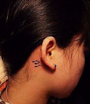 点击大图看下一张：头部纹身图片：耳后图腾音符纹身图片纹身作品