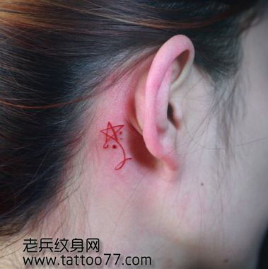点击大图看下一张：美女耳部红色的五角星纹身图片