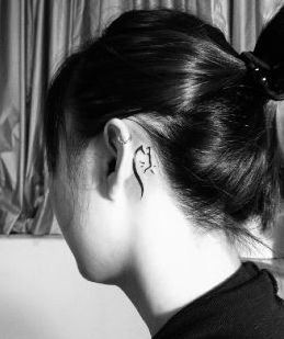 点击大图看下一张：女孩子耳部可爱图腾猫咪纹身图片