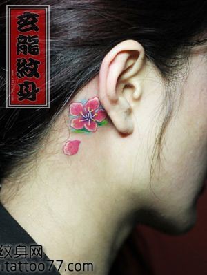 点击大图看下一张：美女耳部彩色樱花纹身图片