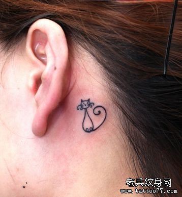 点击大图看下一张：女孩子耳部图腾小猫咪纹身图片