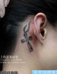 美女耳部十字架吊链纹身图片