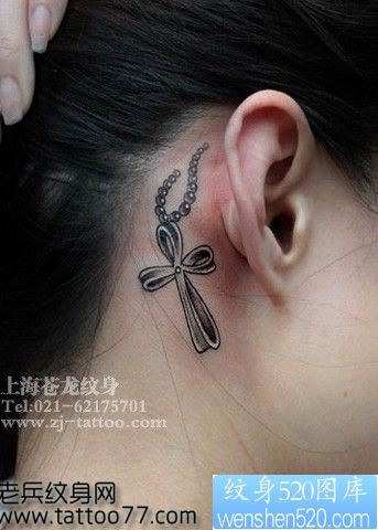 点击大图看下一张：美女耳部十字架吊链纹身图片