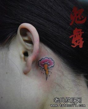 点击大图看下一张：女孩子耳部一幅乌云与小闪电纹身图片
