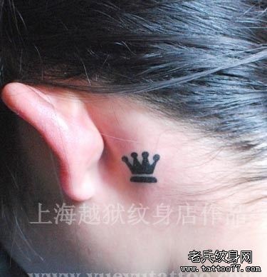 点击大图看下一张：女孩子耳部图腾小皇冠纹身图片