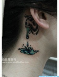 女人耳部滴水的水龙头纹身图片