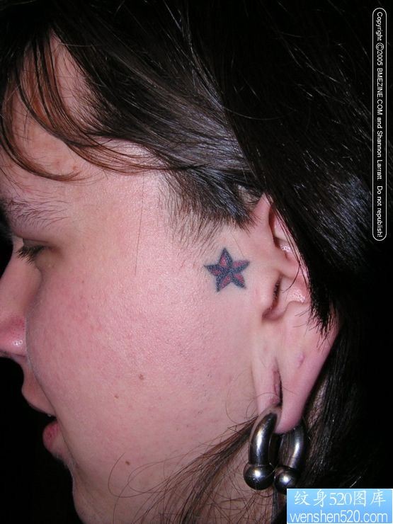 点击大图看下一张：耳部星星纹身图片