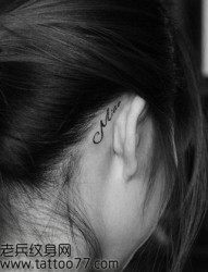 美女耳部字母纹身图片