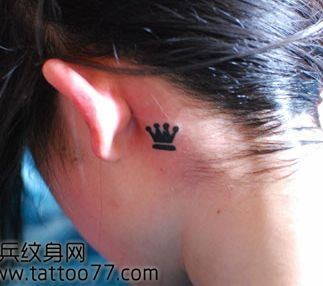 点击大图看下一张：一幅耳部图腾皇冠纹身图片