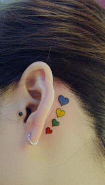 点击大图看下一张：女孩子耳部彩色爱心纹身图片