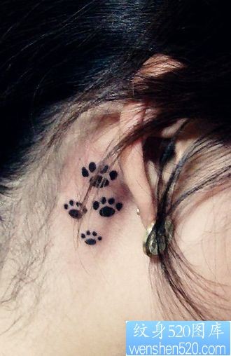 点击大图看下一张：耳部猫咪爪纹身图片