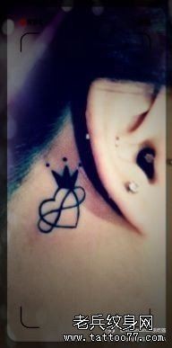 点击大图看下一张：女人耳部小巧的图腾爱心皇冠纹身图片