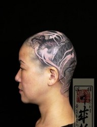酷女头部传统龙纹身图片