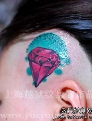 头部一幅彩色钻石纹身图片