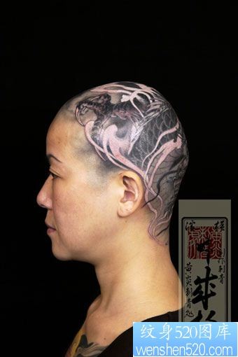 点击大图看下一张：酷女头部传统龙纹身图片