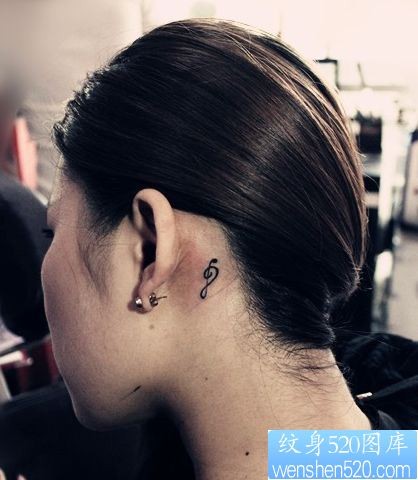 点击大图看下一张：女人耳部图腾音符纹身图片