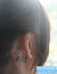 女孩子耳部精致的图腾藤蔓纹身图片